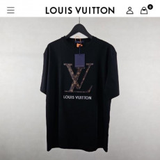 루* 수입 LV 레더 자수 로고 라운드 티셔츠 남여공용 블랙